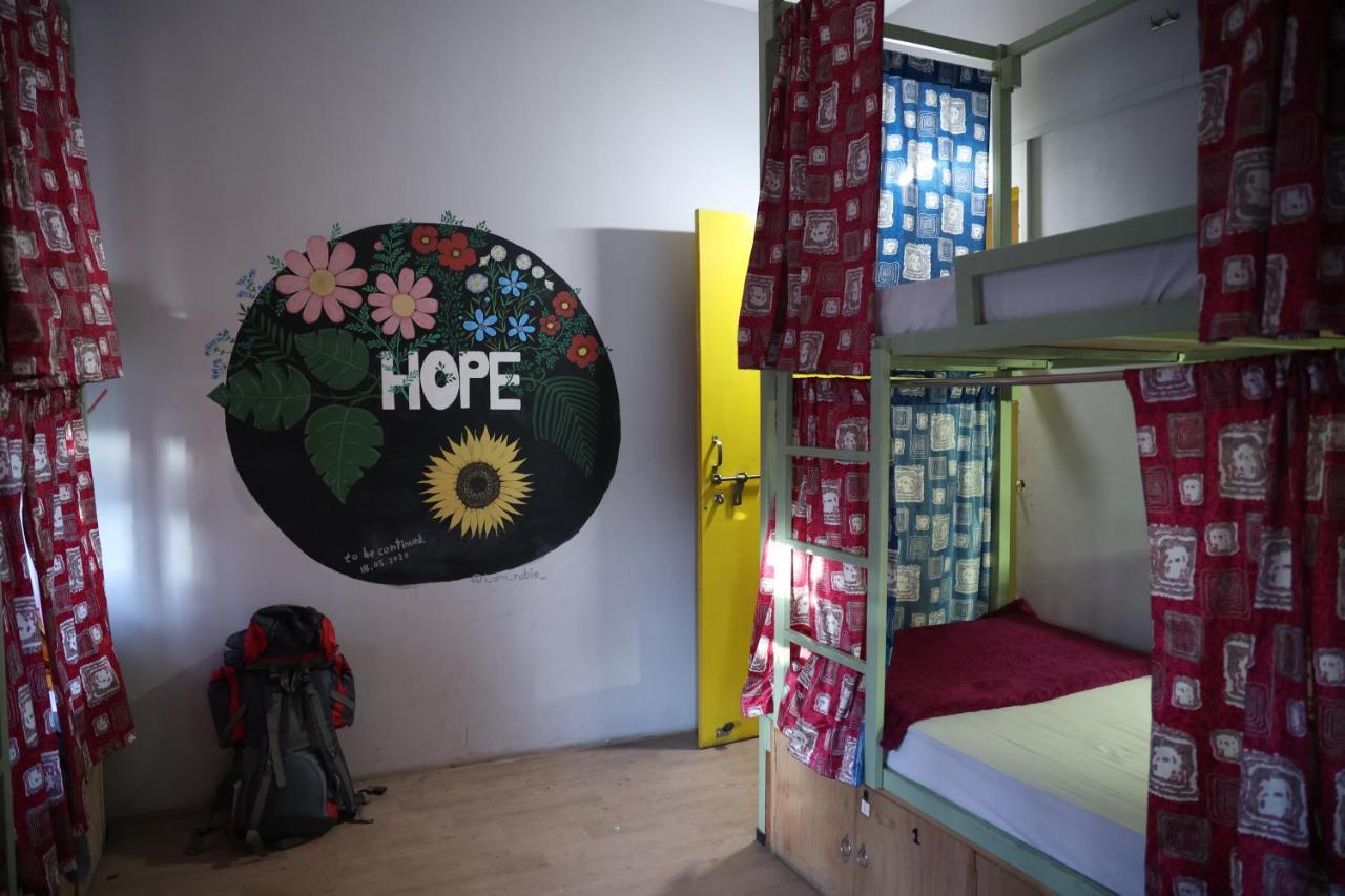 Good Vibes Hostel Varanasi Bagian luar foto