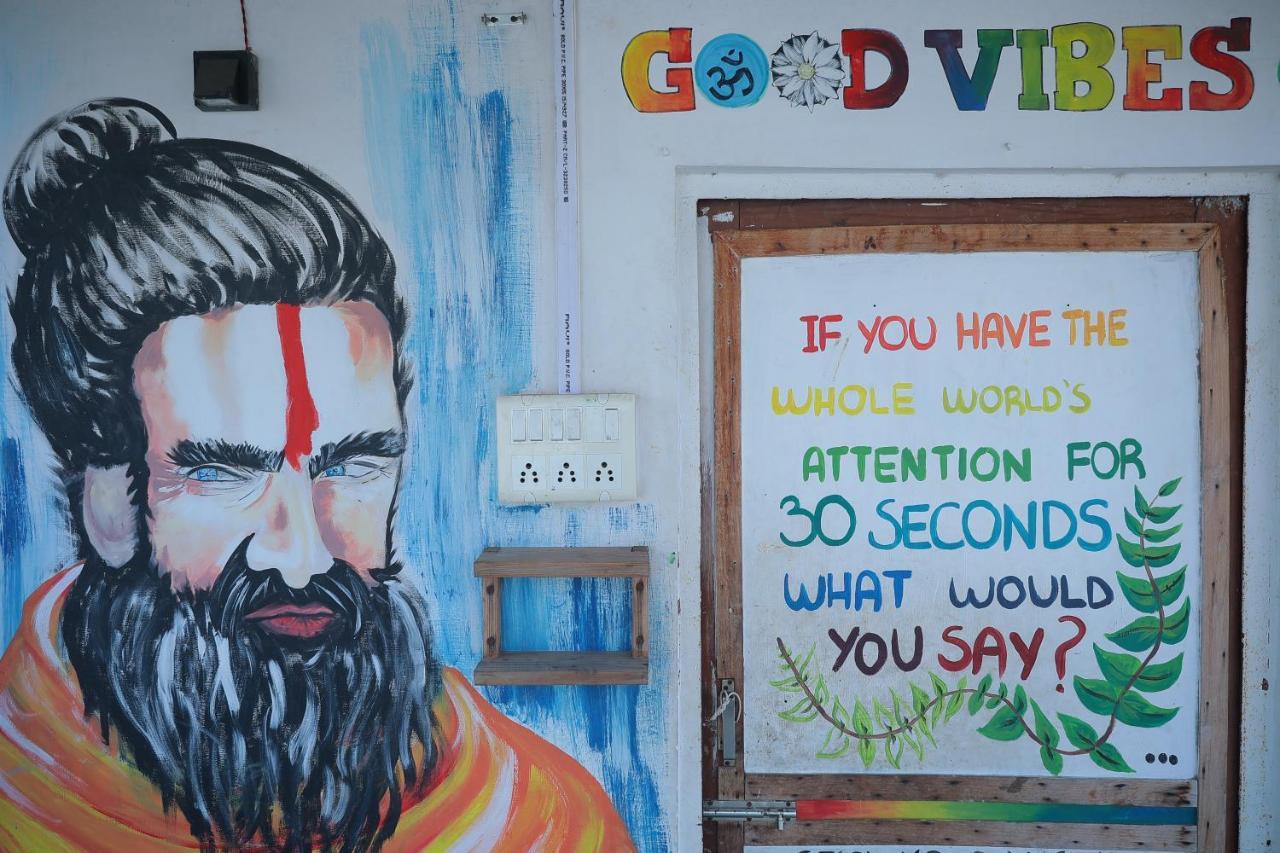 Good Vibes Hostel Varanasi Bagian luar foto