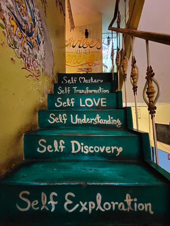 Good Vibes Hostel Varanasi Bagian luar foto