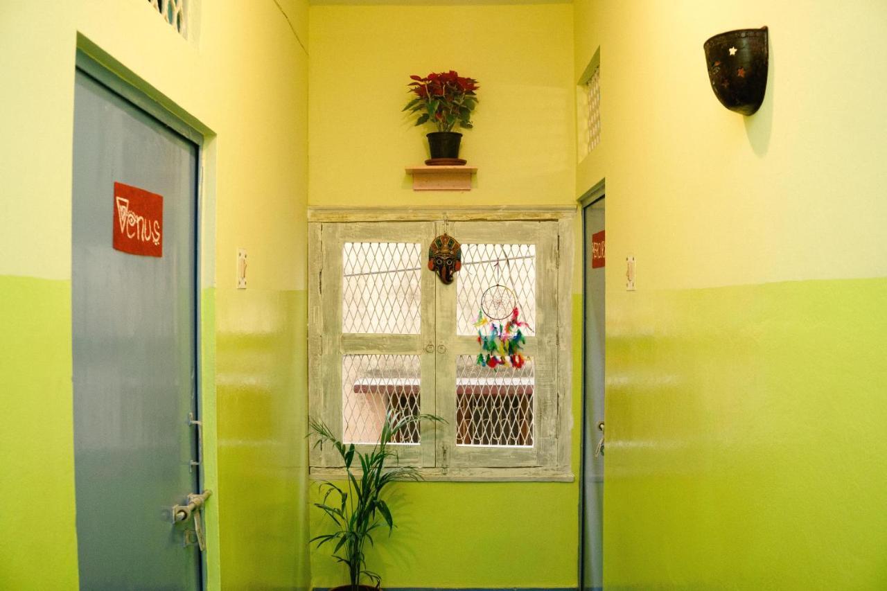 Good Vibes Hostel Varanasi Bagian luar foto